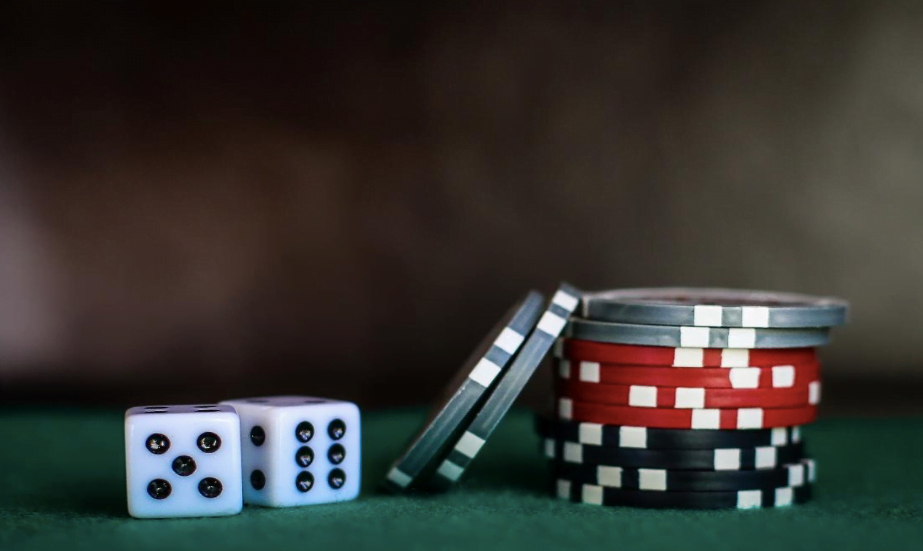 Advantages and Disadvantages of Playing for Real Money and for Free in Casino